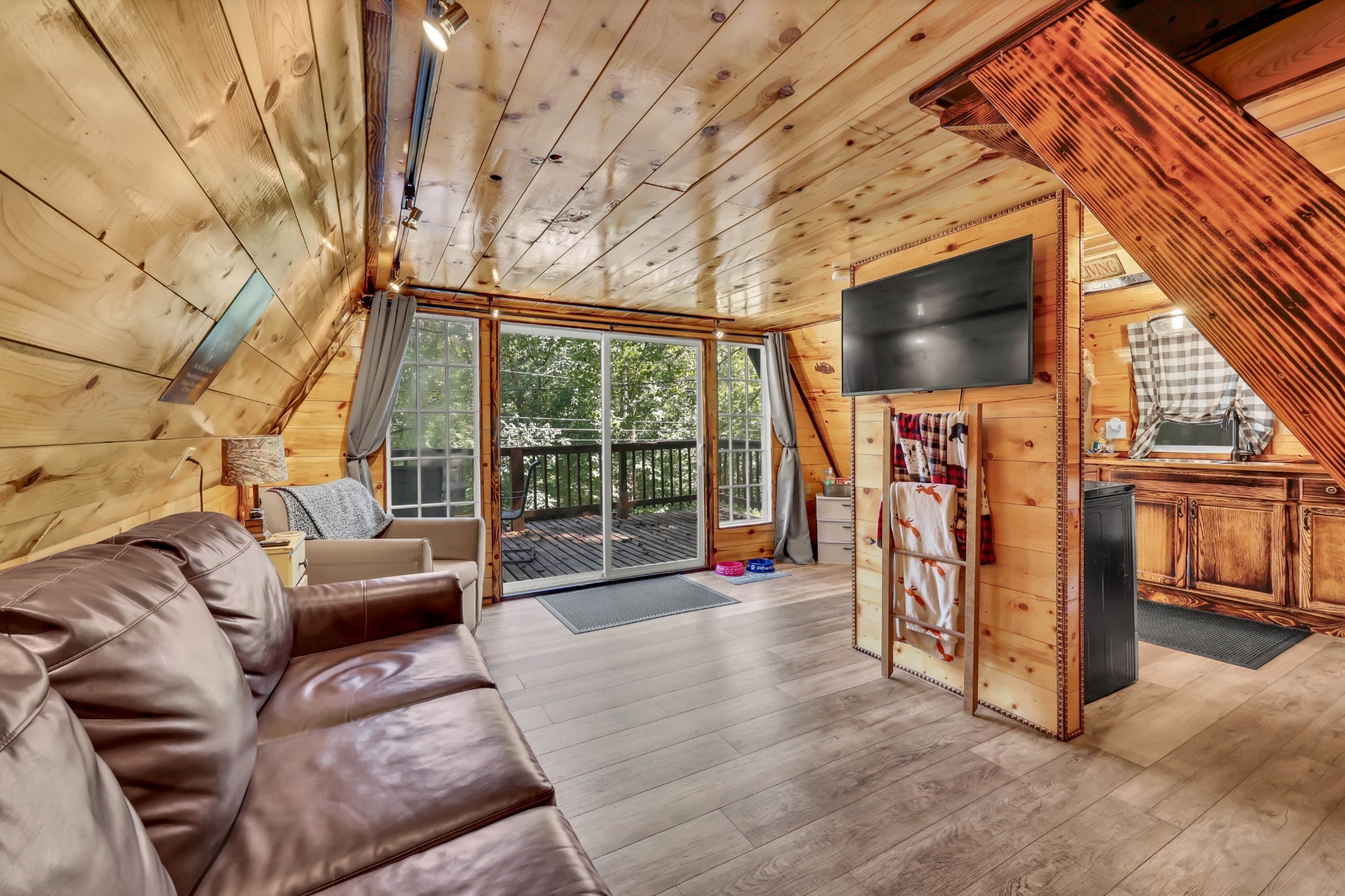 111 Lakeshore Dr