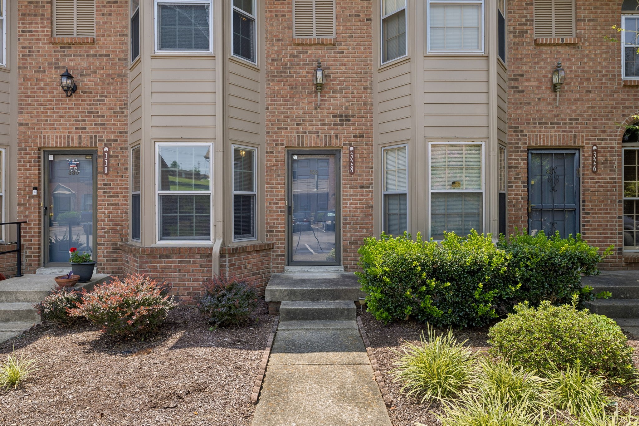 328 Hickory Pl