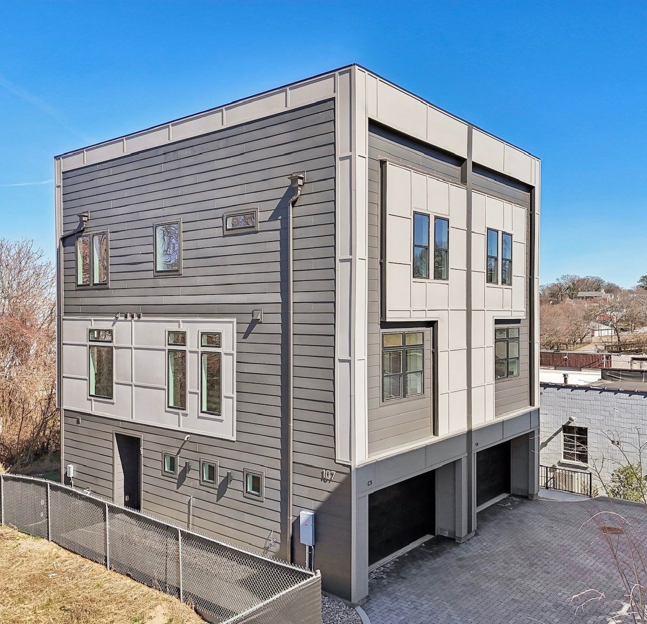 107 E 9th St