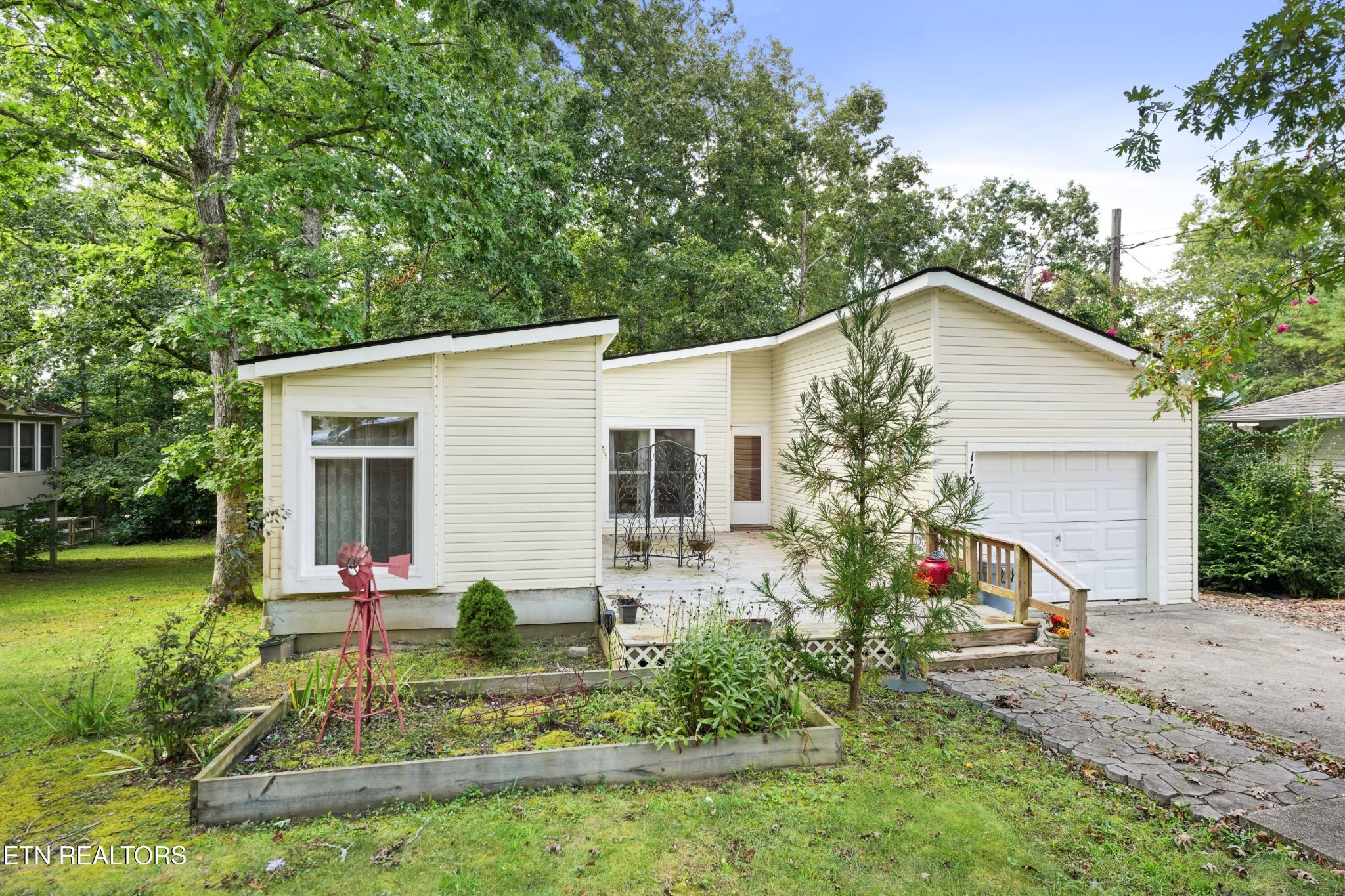 115 Lakeshire Drive